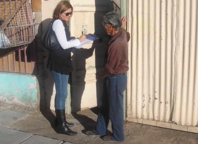 Coordinadora del Senadis, Ximena Arancibia aplicando la encuesta en Calama.