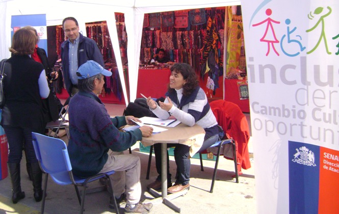 Profesional de la Dirección Regional del Senadis Atacama entregando información durante el Gobierno en Terreno.