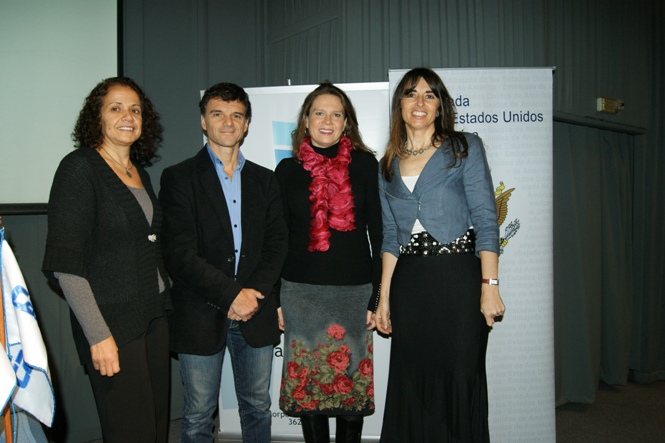Directora Nacional del Senadis junto a directora Ejecutiva de la Corporación y expositores internacionales.