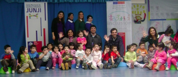 Niños del Jardín Infantil Las Charitas junto a sus educadoras y visitas