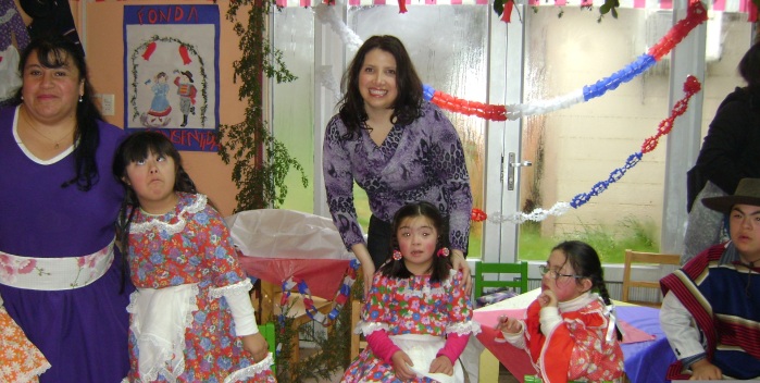 Directora regional junto a niños con discapacidad de Centro Inkapoyen y una de las educadoras