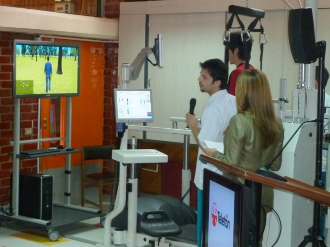 Uno de los 3 equipo de órtesis robótica Lokomat existentes en Chile