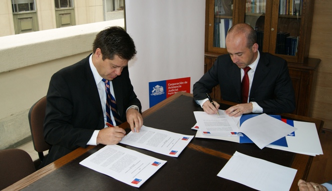 Director Nacional (s) de SENADIS y Director General Nacional de la Corporación de Asistencia Judicial de la Región Metropolitana firman convenio.