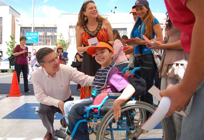 Ministro Lavín y Directora Nacional del Senadis durante la actividad de difusión de respeto a los estacionamientos de personas con discapacidad