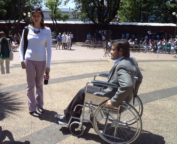 Rodrigo Reyes transita en silla de ruedas en la actividad 