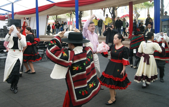 Ministro Lavín y directora regional del SENADIS bailando cueca con jóvenes con discapacidad.