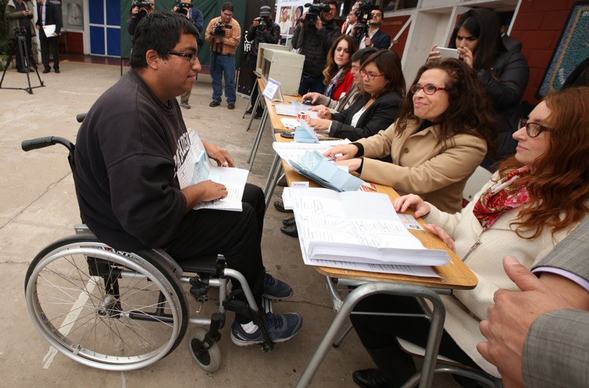 Persona con discapacidad participando en actividad sobre voto asistido. 