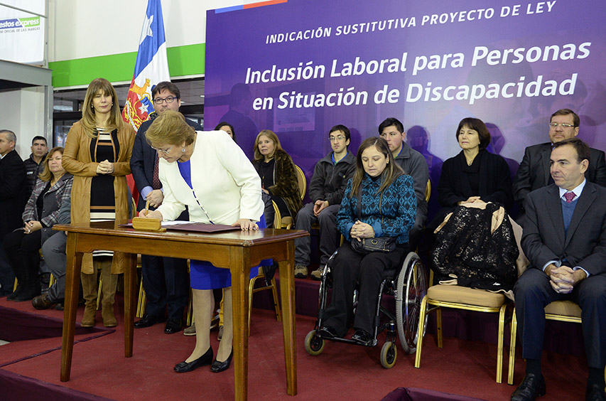 Presidenta Bachelet firmando la indicación sustitutiva al Proyecto de Ley de Inclusión Laboral de Personas en situación de Discapacidad