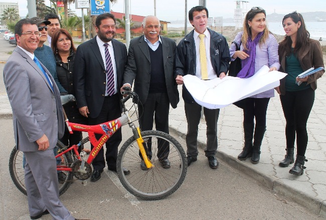 Autoridades durante el anuncio del proyecto de conexión de ciclovías.