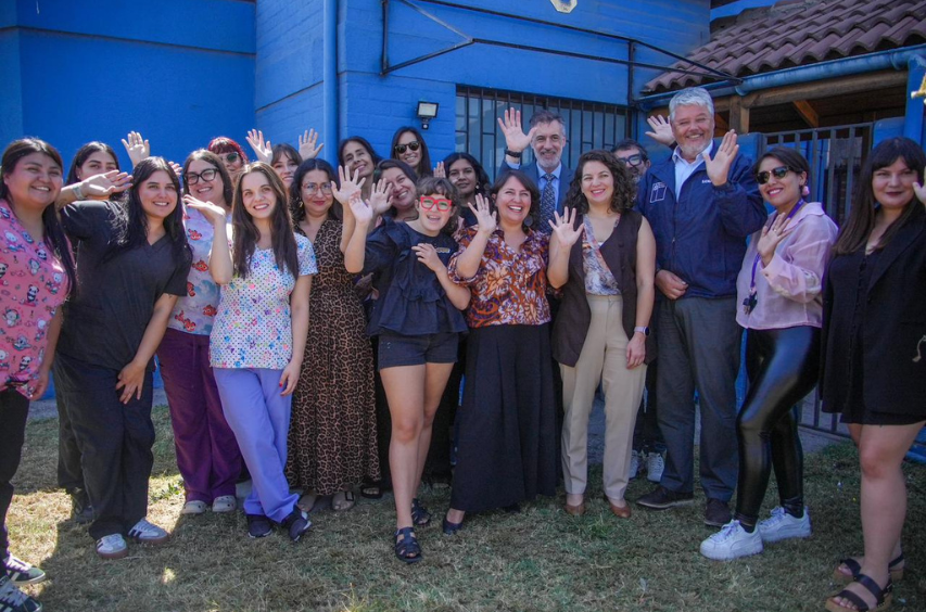 Autoridades de gobierno junto a integrantes y profesionales de Fundación Sin Barreras, al aire libre.